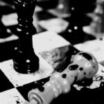 أنظر إلى نفسك اولًا قصة درامية صورة تعبر عن السقوط والهزيمة في الحياة مثل قطع الشطرنج